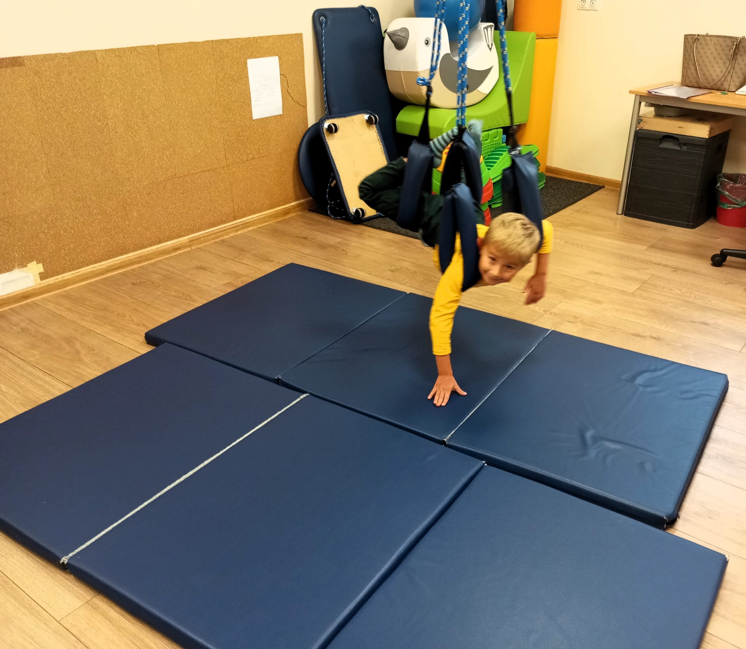 Jesienne ćwiczenia integracji sensorycznej – pomysły na zabawę w domu i na spacerze